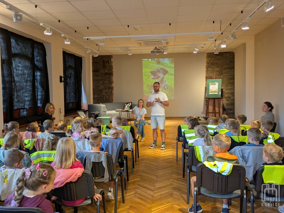 Biblioteka Gorlice, Lato z Biblioteką Marta Maj i jej mąz opowiadaja o psie Preclu